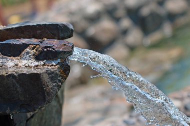 Arka planda sıçramalar olan su jeti