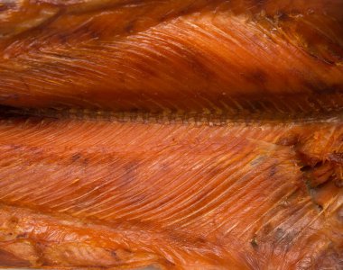 Deniz kenarında satılık füme balık.