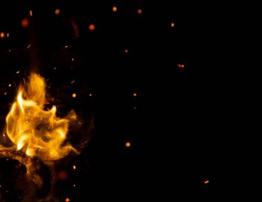 Siyah arkaplanda kıvılcımlar saçan ateş alevleri