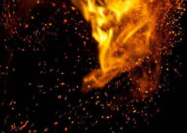 Siyah arkaplanda kıvılcımlar saçan ateş alevleri