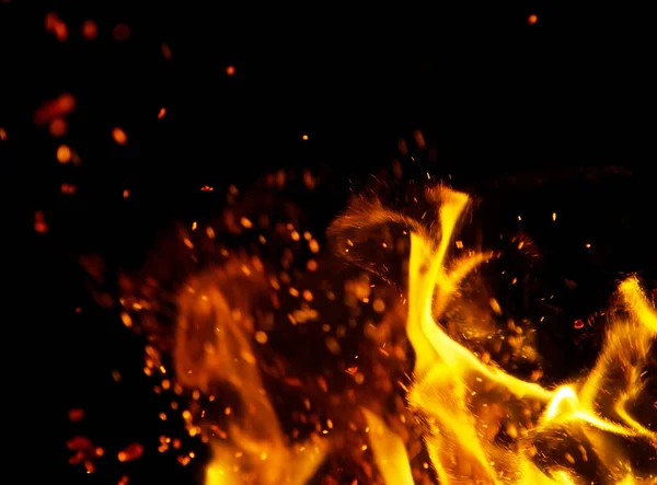 Flammen Mit Funken Auf Schwarzem Hintergrund — Stockfoto