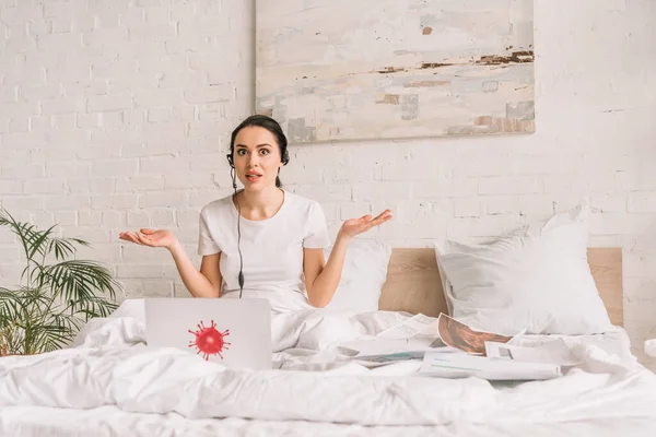 Verwarde Remote Operator Headset Tonen Schouderophalen Tijdens Het Zitten Bed — Stockfoto