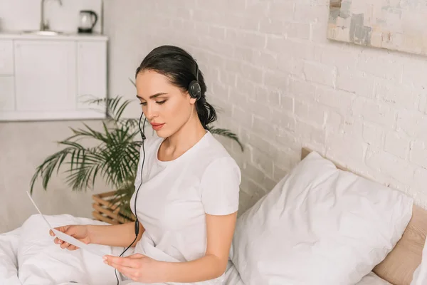 Attente Afstandsbediening Headset Zoek Naar Papier Tijdens Het Werken Bed — Stockfoto