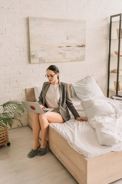 Attractive Businesswoman Blazer Pajamas Using Laptop While Sitting Bed — Stock Photo, Image