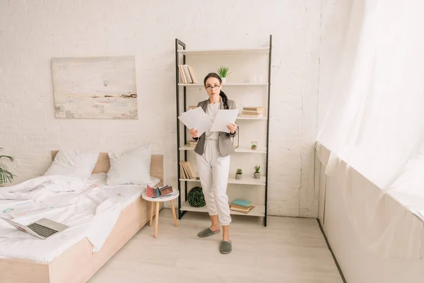 Young Businesswoman Blazer Pajamas Holding Papers While Looking Camera Bedroom — Stock Photo, Image