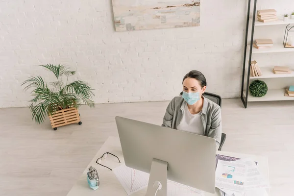 High Angle View Freelancer Medical Mask Working Computer Monitor Home — Stok Foto