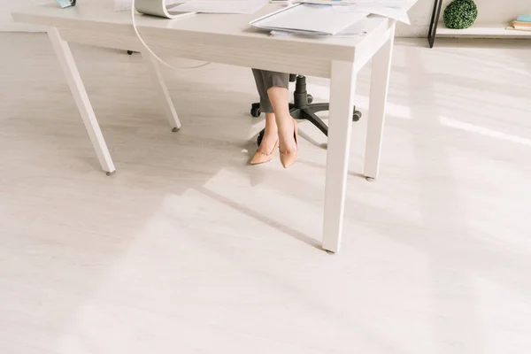 Bijgesneden Beeld Van Zakenvrouw Hoge Hakken Schoenen Werken Thuis — Stockfoto