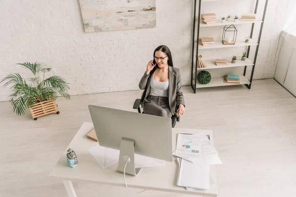 Visão Alto Ângulo Empresária Falando Smartphone Perto Mesa Com Monitor — Fotografia de Stock