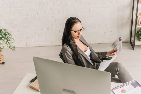 High Angle View Serious Businesswoman Formal Wear Looking Documents While — Stock Photo, Image