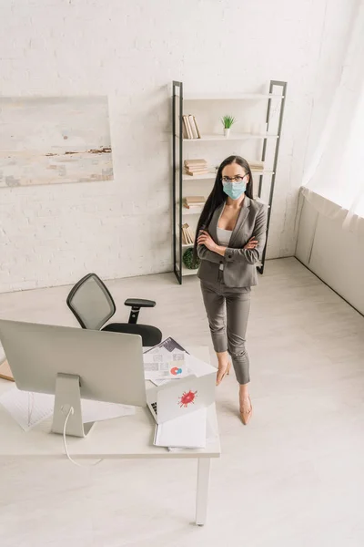 Vista Ángulo Alto Mujer Negocios Desgaste Formal Máscara Médica Pie — Foto de Stock