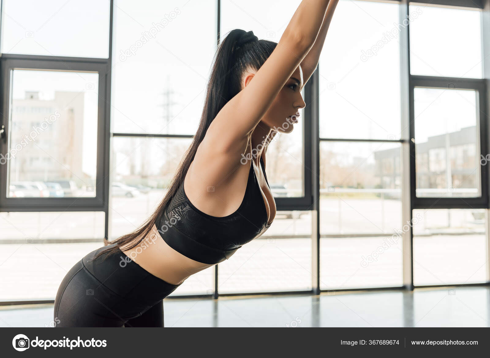 Sexy mit Brünette im Fitnessstudio Sexy mit Brünette im Fitnessstudio