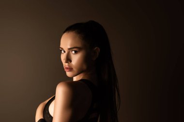 Güzel sporcu kadın siyah kameraya bakıyor.