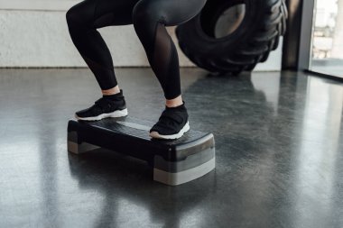 Spor salonundaki adım platformunda kesilen kadın manzarası