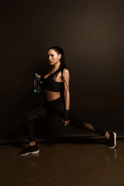 Beautiful Sportswoman Sports Bottle Doing Lunges Black — Stock Photo, Image