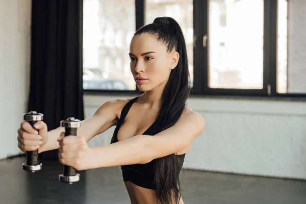 Hermosa Deportista Sosteniendo Pesas Con Las Manos Extendidas Gimnasio — Foto de Stock