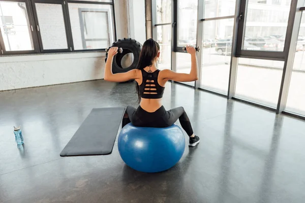 Rückenansicht Einer Sportlerin Mit Kurzhanteln Auf Fitnessball Der Nähe Von — Stockfoto