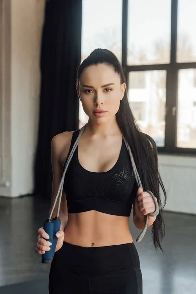 Front View Beautiful Sportswoman Skipping Rope Looking Camera Gym — Stock Photo, Image