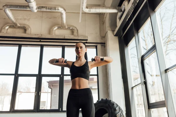 Aantrekkelijke Sportvrouw Training Met Halters Sportcentrum — Stockfoto