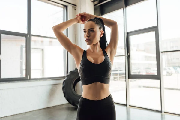 Sportvrouw Met Gebalde Handen Kijken Weg Sportschool — Stockfoto