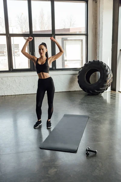 Brunette Sportswoman Hands Air Fitness Mat Dumbbells Gym — Stock Photo, Image