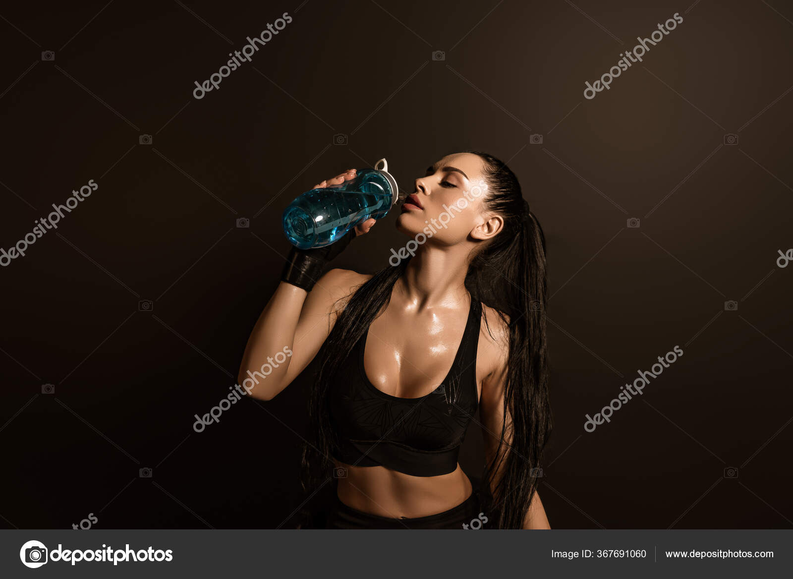 Sexy Sportlerin Trinkt Wasser Mit Sportflasche Isoliert Sexy Sportlerin Trinkt Wasser Mit Sportflasche Isoliert