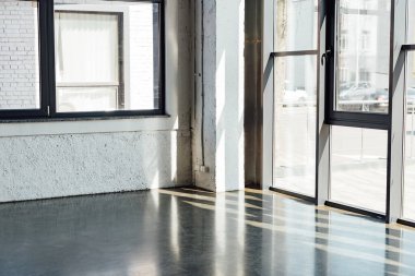 Gri zemini olan spor merkezinin pencerelerinde gün ışığı