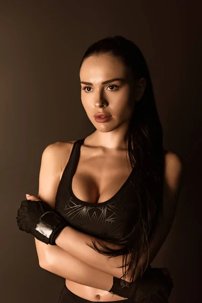 Hermosa deportista en guantes deportivos y ropa deportiva aislada en negro - foto de stock