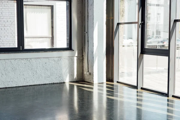 Tageslicht durch Fenster im Sportzentrum mit grauem Boden — Stockfoto