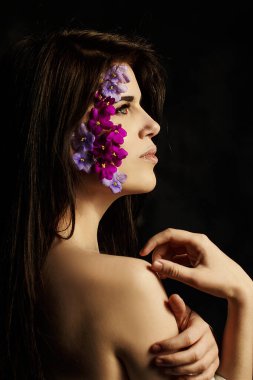 bireysel fotoğraf çekimi kızlar bahçede çiçeklerle yürür