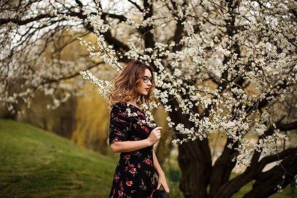 bireysel fotoğraf çekimi kızlar bahçede çiçeklerle yürür