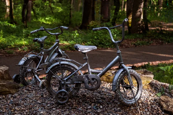 Parkta gri metal bisikletler