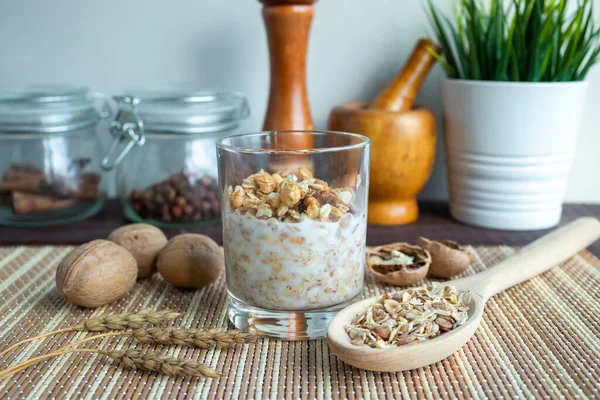 Healthy lifestyle. Healthy and nutritious muesli in a glass. For Breakfast, natural muesli with nuts. Muesli in a glass on a wooden table — Stock Photo, Image