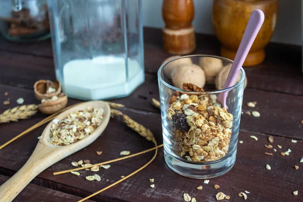 Healthy lifestyle. Healthy and nutritious muesli in a glass. For Breakfast, natural muesli with nuts. Muesli in a glass on a wooden table — Stock Photo, Image
