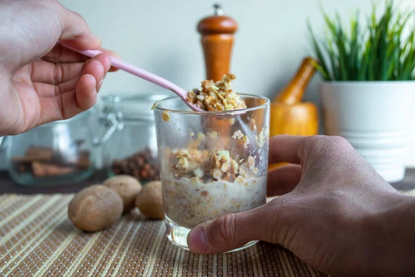 Healthy lifestyle. Healthy and nutritious muesli in a glass. For Breakfast, natural muesli with nuts. Muesli in a glass on a wooden table — Stock Photo, Image