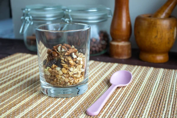 Healthy lifestyle. Healthy and nutritious muesli in a glass. For Breakfast, natural muesli with nuts. Muesli in a glass on a wooden table — Stock Photo, Image