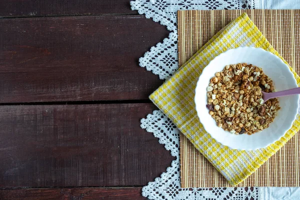 Gesunder Lebensstil. Gesundes und nahrhaftes Müsli im Teller. Zum Frühstück natürliches Müsli mit Nüssen. Der Blick von oben. Platz für Ihren Text — Stockfoto