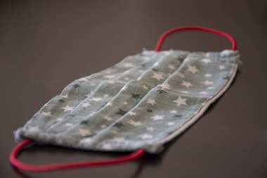 Virüs ve hastalıklara karşı korunma ve önlem olarak yıldız desenli el yapımı kumaş maskesi.