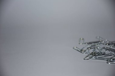 Metal gri ataçlar.