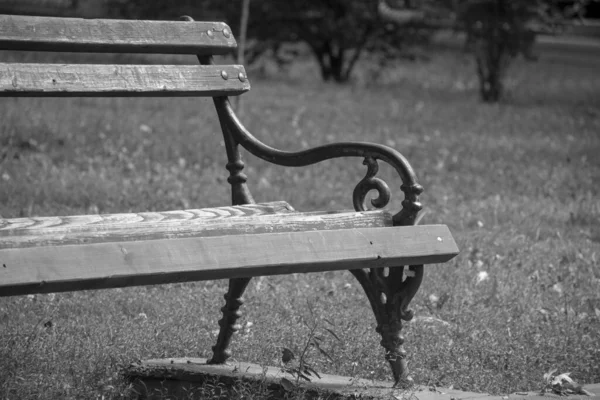 公园里的长椅 黑白的 — 图库照片
