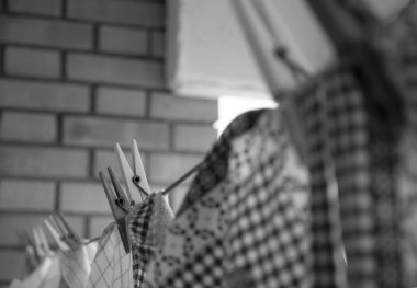 Renkli çamaşırlar dışarıda kuruyor. 