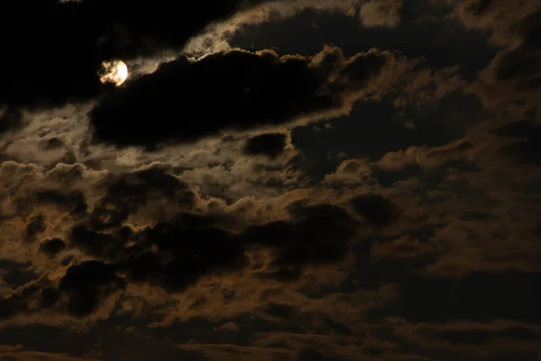 Bellissimo Cielo Drammatico Con Nuvole Sole Tramonto — Foto Stock