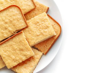 Beyaz arka planda izole edilmiş Semolina keki. Boşluğu kopyala