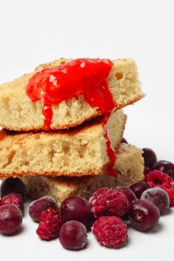 Ahududulu Semolina keki ve beyaz arka planda izole edilmiş çilek reçeli.