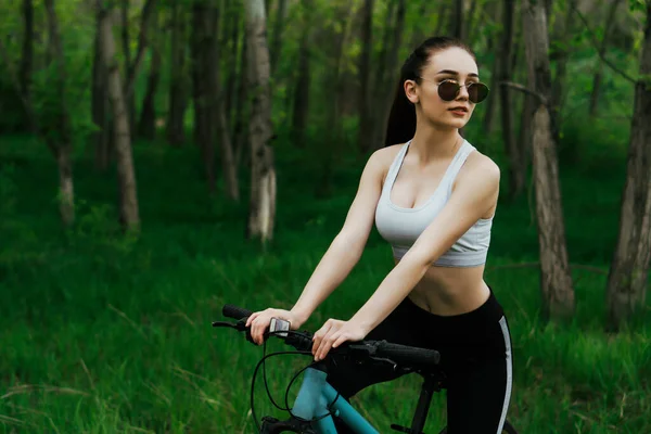 Jonge Aardige Vrouw Heeft Een Fietstocht Een Park Bij Zonsondergang — Stockfoto