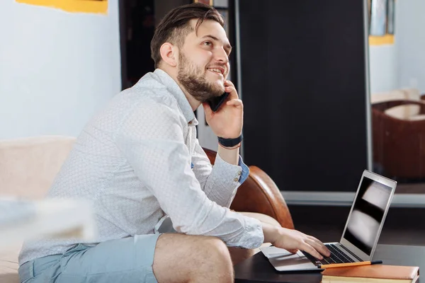 Ung Frilansare Talar Telefon När Arbetar Hemifrån — Stockfoto