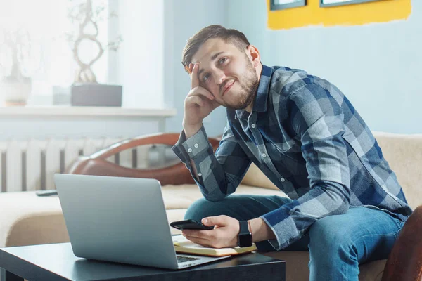 Ung Frilansare Med Smartphone Hand Går Vilse Tanken När Arbetar — Stockfoto