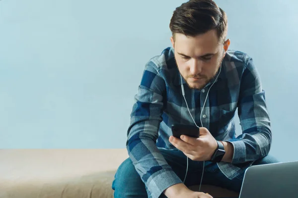 Ung Frilansare Använder Smartphone När Arbetar Hemifrån — Stockfoto
