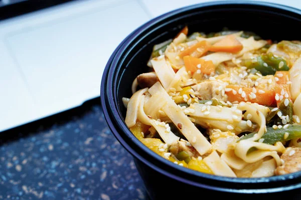 Stir Fry Noodles Vegetables Chicken Black Bowl Stone Background Top — Stock Photo, Image