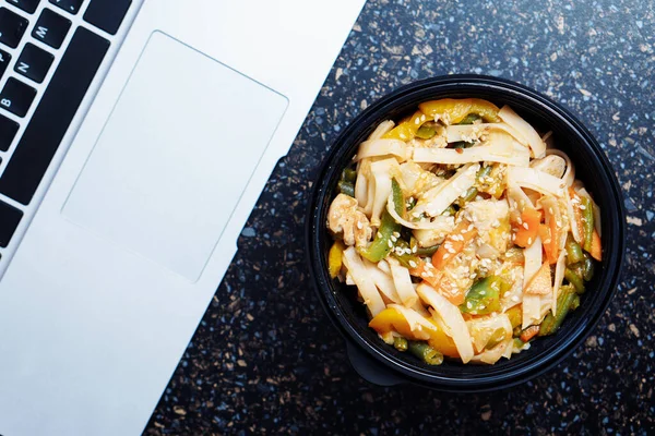 Stir Fry Noodles Vegetables Chicken Black Bowl Stone Background Top — Stock Photo, Image