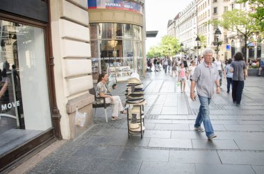 Sırbistan 'ın Belgrad kentinin yaya caddesinde sıcak bir günde kadın şapka satıyor